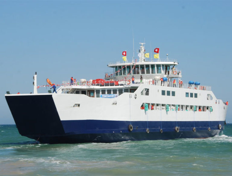 NAVIRE A PASSAGERS CERCINA